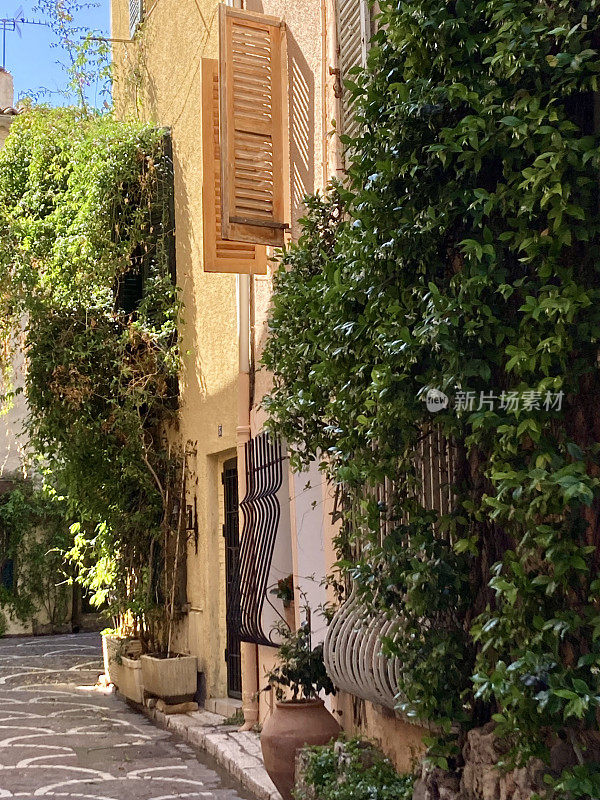 法国- Côte d 'Azur - Antibes -老城区的小街